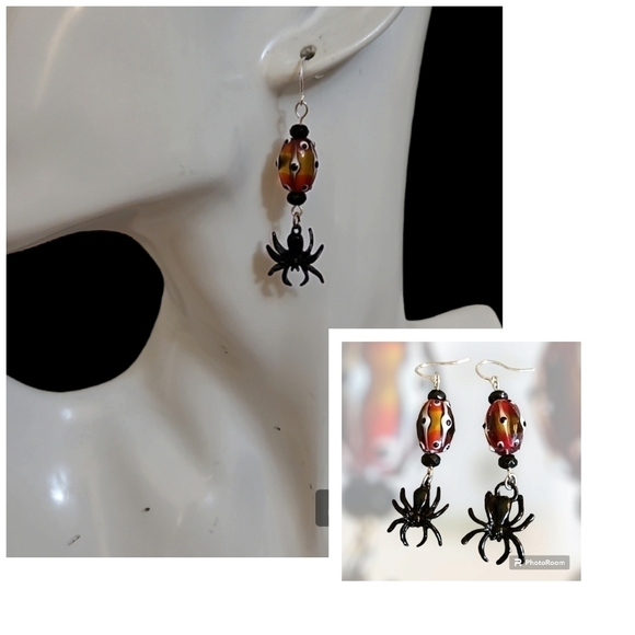 HANDMADE Halloween Lampwork Glass Beaded Spider Dangle Hook Earrings - Picture 1 of 3